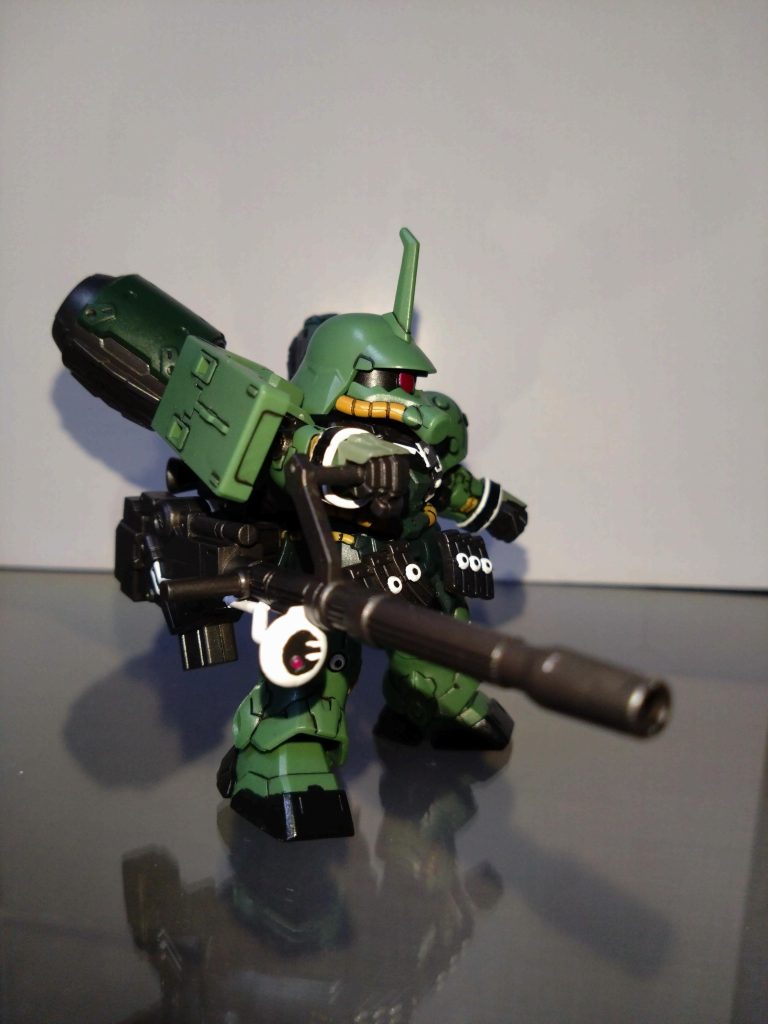 ホワイトで周りを塗ったレーダー部分には、シルバー下地でクリアピンクを塗ったHアイズを埋め込みました。