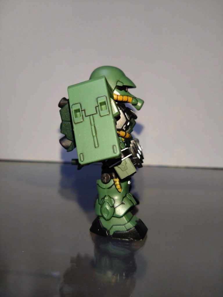 腕のエングレービング部分はモールドが無いので、胸と同じ塗装をした上にシールからマーク部分だけを切り取って貼りました。