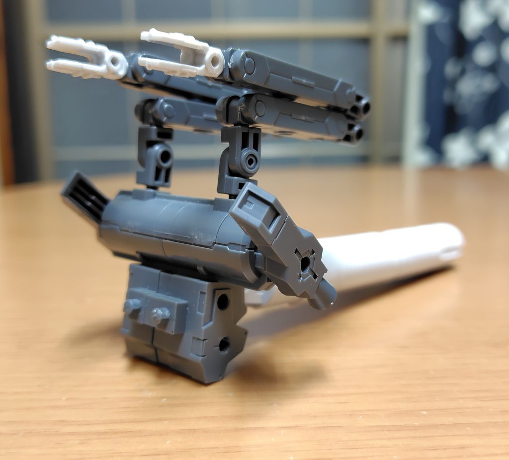 本体。1対から2対のサブアームにスラスター、プロペラトタンクに運用に応じて様々な装備を増設出来る。