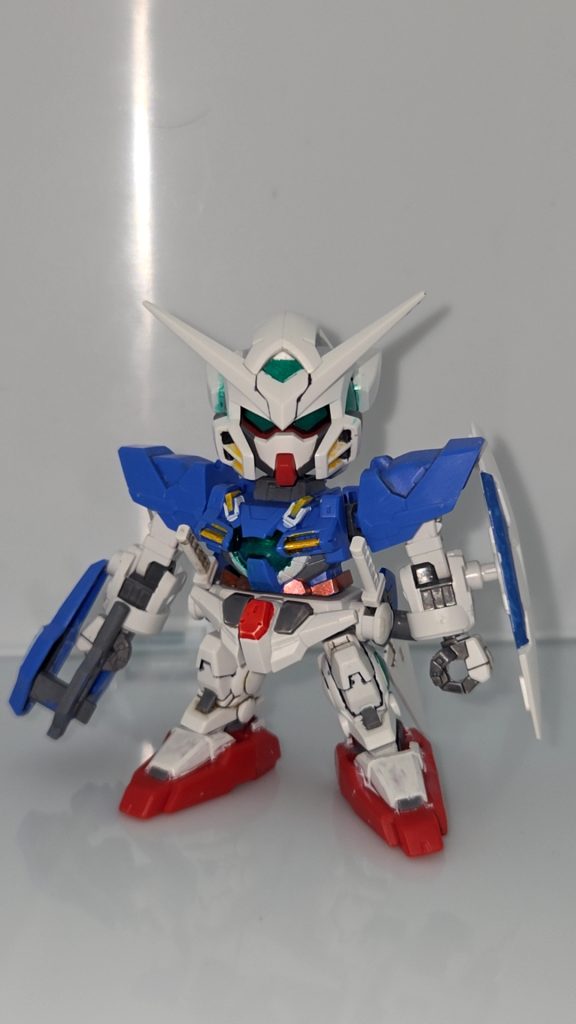 まずは正面から。少し前に安価のものではありますがエアブラシを購入しました!これからの作品、もっとクオリティが上がればなと思ってます。一部がメタリックレッドなのは赤のマーカーが切れたのでその代用です💦見えずらいですがエクシアのケーブルなどの部分はシルバーで塗装しています。