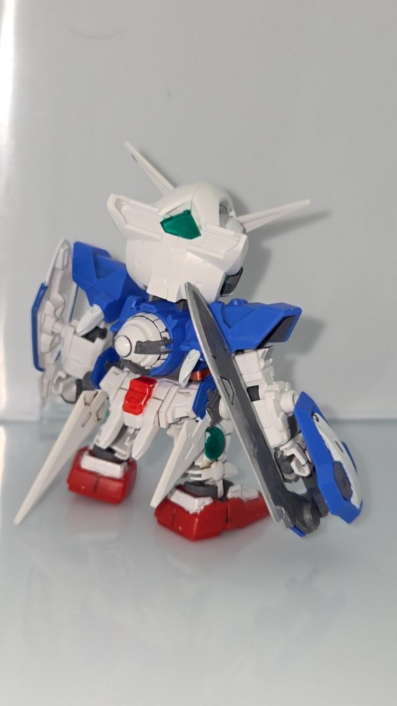 背面。SDらしく、無塗装だとほぼ白、青、赤のみです。なのでそこそこ塗装に時間がかかりました。また、足の白の部分などは全て塗装しています。