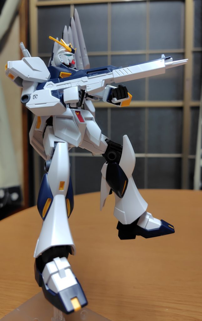 ビームライフル構えて。平手無いのが難点。