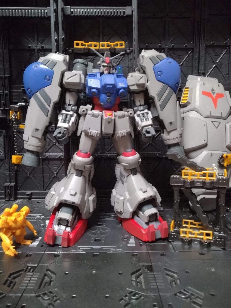 このキットは、色々ジャンクパーツを各箇所に貼り付けてボリュームを上げました、