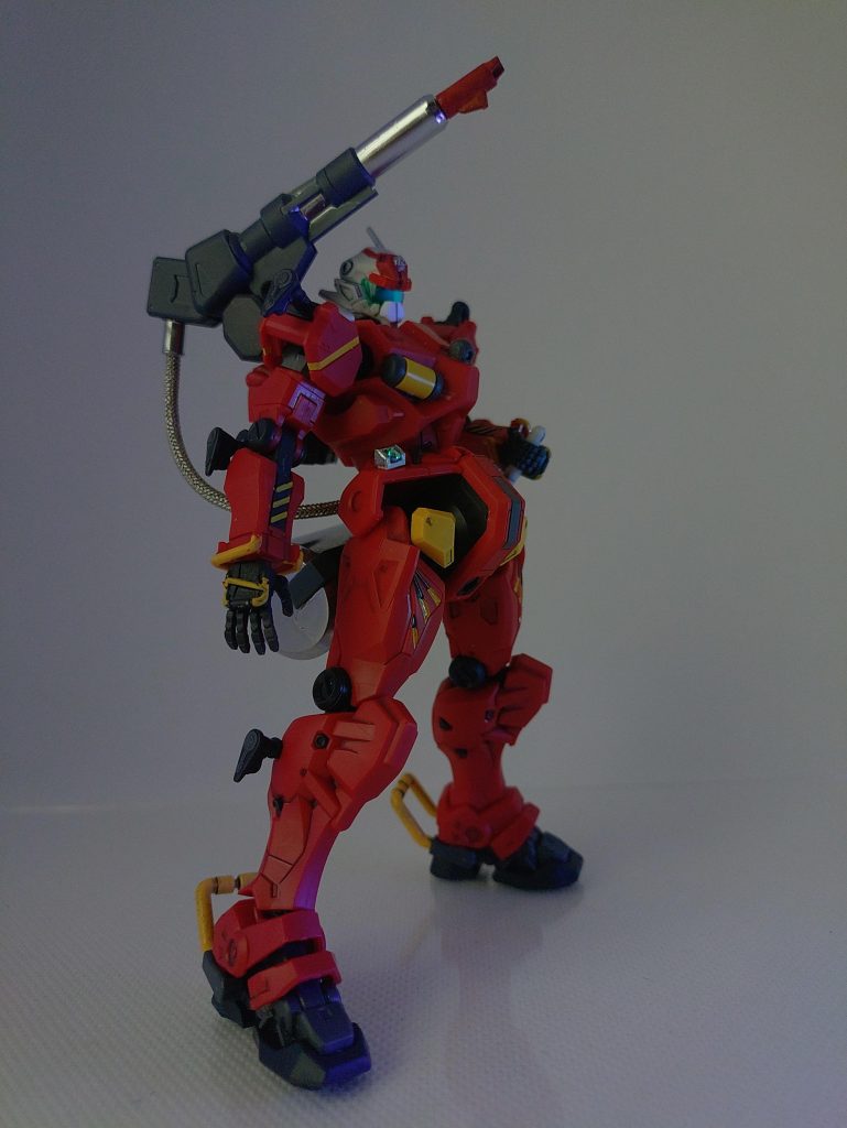 災害現場における転倒事故防止の為アンクルガードが追加されている。腰部には探照灯が設けられ夜間における救助作業を補助。