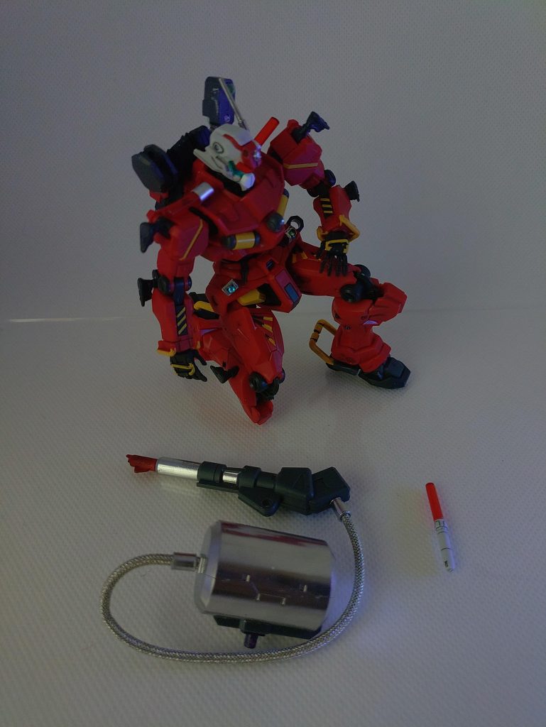 両肩には可動式の回転灯。戦闘行動は不要の為ビーム・サーベルマウント基部には可動式複合センサーを搭載。ビーム・サーベルは誘導灯として生まれ変わり左腰部にマウント。頭部には消防無線用アンテナを増設。額に輝くは銀色の消防エンブレム！