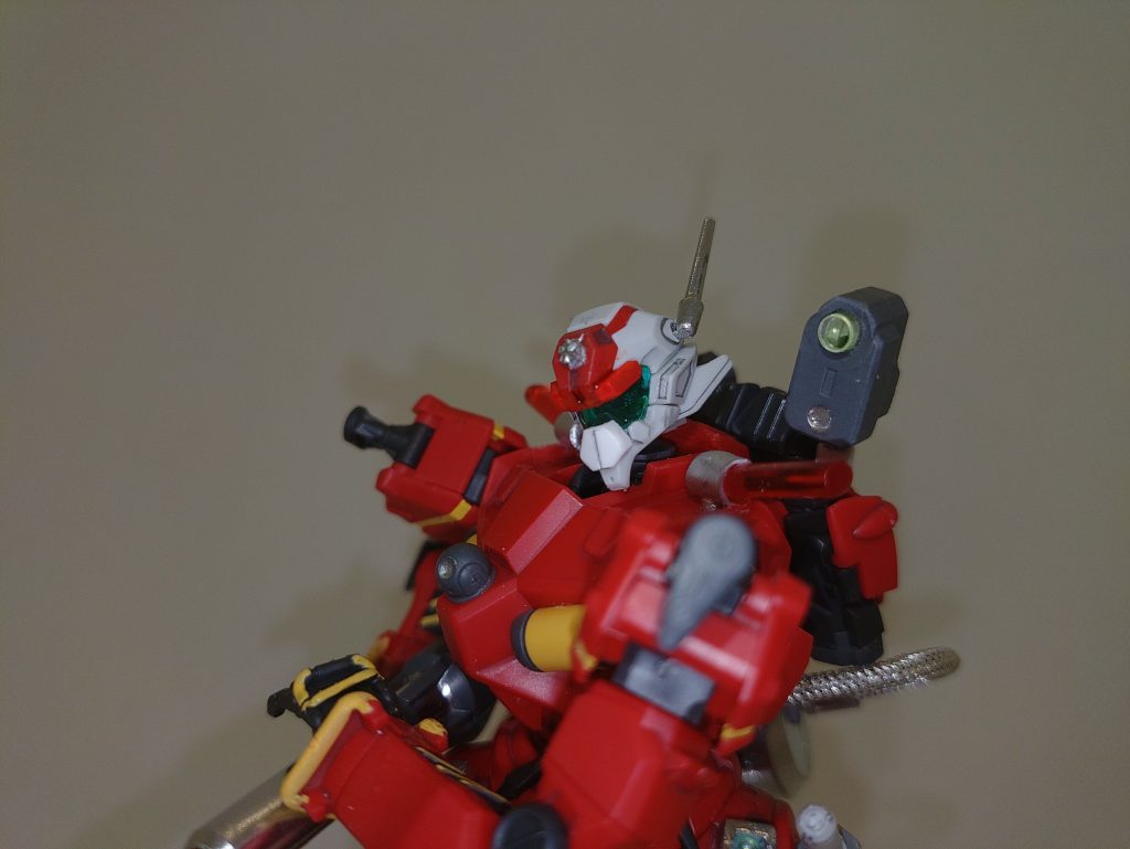 庇にマスクと若干顔つきの変更。バイザー内の四つ目は健在。