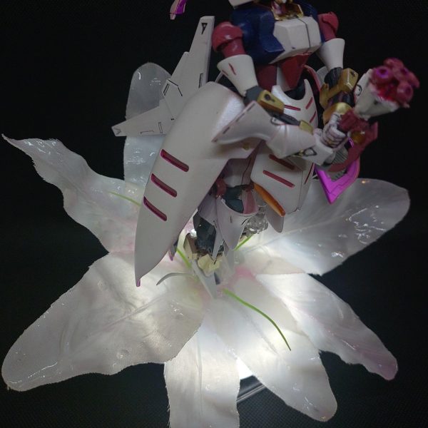 先日投稿しました祝式にお花の台座を用意しました！赤い袖無しアンチクショウもコレでイチコロ！DAISOの造花をUVレジンで固めて足元に配置しました。花の下にはDAISO製ライトアップミラーをセットして光らせてます。（2枚目）