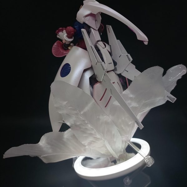 先日投稿しました祝式にお花の台座を用意しました！赤い袖無しアンチクショウもコレでイチコロ！DAISOの造花をUVレジンで固めて足元に配置しました。花の下にはDAISO製ライトアップミラーをセットして光らせてます。（4枚目）