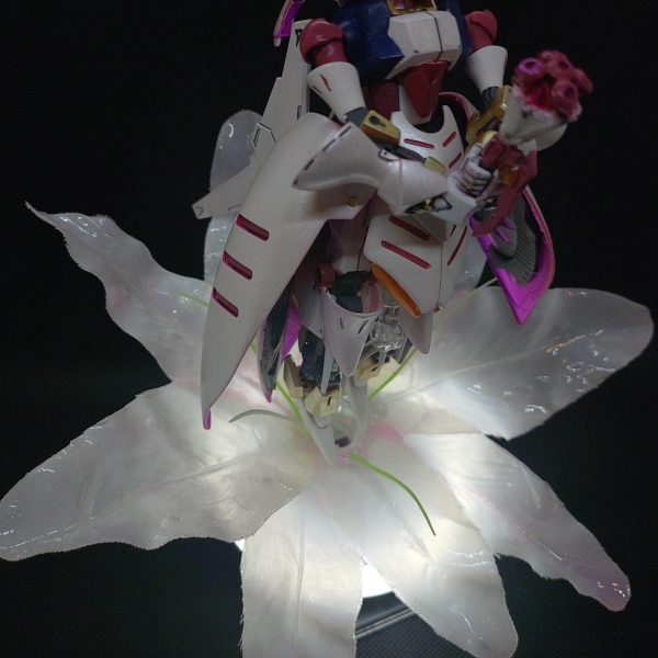 先日投稿しました祝式にお花の台座を用意しました！赤い袖無しアンチクショウもコレでイチコロ！DAISOの造花をUVレジンで固めて足元に配置しました。花の下にはDAISO製ライトアップミラーをセットして光らせてます。（6枚目）