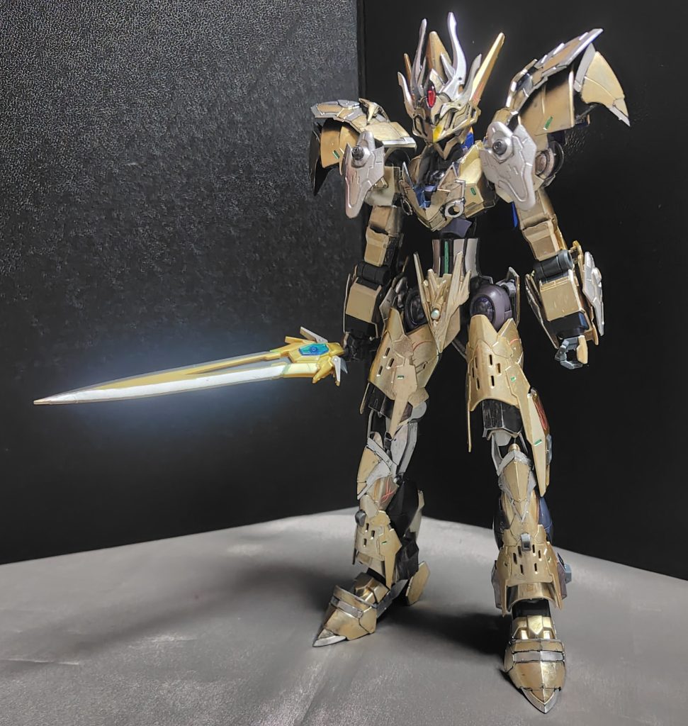 〇バスターソード近接用の騎士剣で、これも装甲と同じ様にツインメリットコーティングが施されているので、ビームサーベルとの鍔迫り合いは問題無く可能となっている。