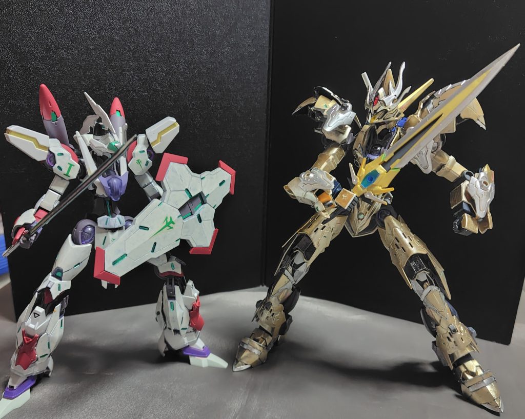 グラスレー社製MS同士の決闘の風景※左のグラスレーミラージュはベギルペンデがメインボディになってます。