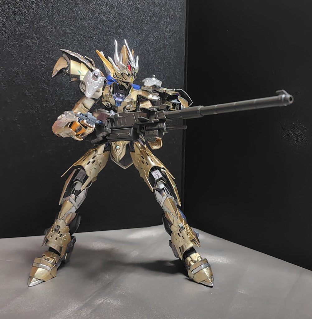 砲撃モードは２種類あり、威力は落ちるが、長距離射撃用のランチャーモードとエネルギーを大量に消費するが、周囲を消し飛ばす威力を誇るバスターモードがあります。