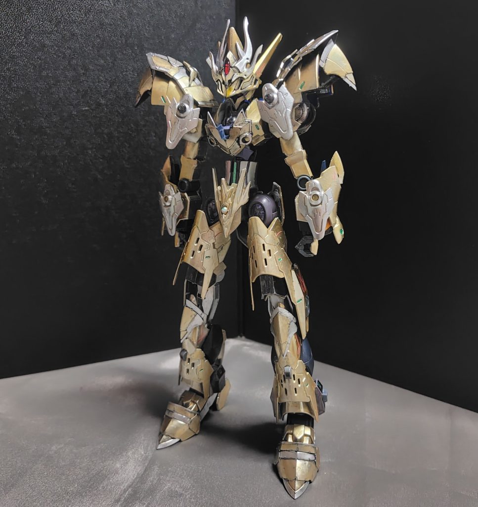 ベースとなっているGOGに各箇所に追加装甲を施してパワーアップさせてみました。※画像を拡大しないとわからないと思いますが、赤色のツインアイです。〇頭部30MFのオプションアーマー（ダークビショップ）のマスクを追加する。※代わりにブレードアンテナとなっていた箇所は破棄する。〇胸部ダークビショップの胸部を追加する〇肩部ダークビショップの装甲を追加する。※以前装着していた装甲は腕部に移動する。〇腕部肩部に使用していた30MSのオプションアーマーを装着する。※以前装着していた装甲は太腿部へ移動。〇太腿部腕部に使用していた装甲を装着（脱着可能）〇膝部ダークビショップの装甲を追加する。〇脚部脚部にダークビショップやゲイレールの一部の装甲を追加する事で底上げを行い、モーターヘッド風にする。