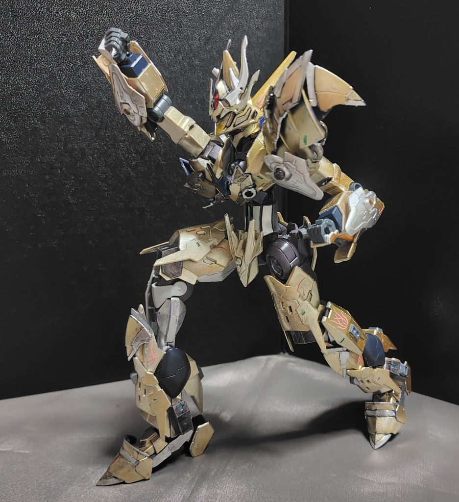 元機体のミカエリスの可動域は損なっていませんので、目一杯ブンドドはできます。