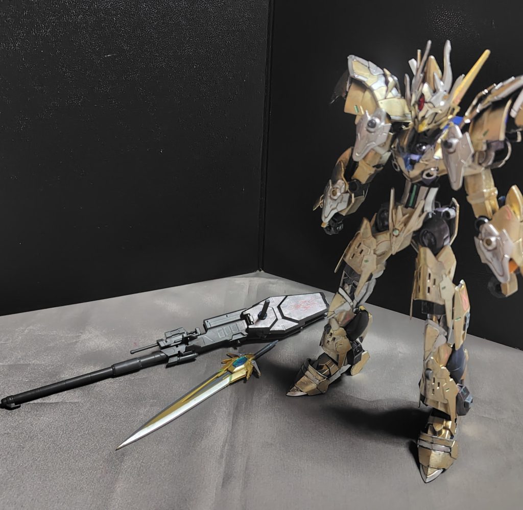 決闘用なので、武装に関しては少なく、肩部の機関砲とビームサーベル、バスターソードの近接武器に加え、決戦兵器のバスターランチャーの４種類になります。また、この機体の特殊機能として、装甲にツインメリットコーティングが施されているので、ビーム兵器はほぼ無効になります。