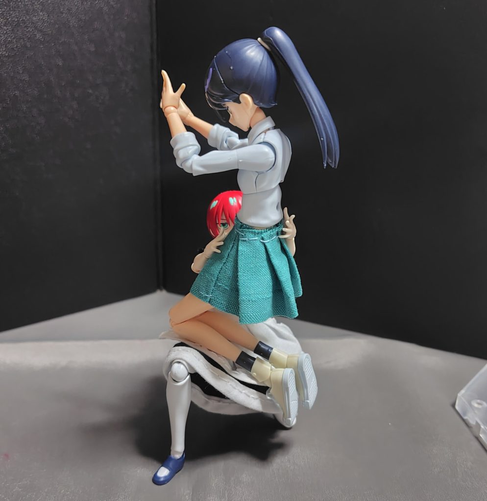 「ダブル・ニー・クラッシャー!!!」相手をサイドから抱えあげながら腰を落とし、自らの片膝に相手の両膝を打ちつけて両脚を封じる。つまり、通常は片脚を攻めるニー・クラッシャー(膝砕き)を左右同時に行う技。