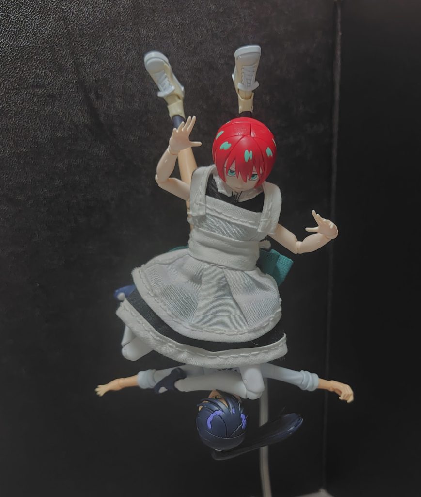 そして自身も飛び上がり、相手の首元目掛けて片膝を落として一緒にマットへ急降下する!