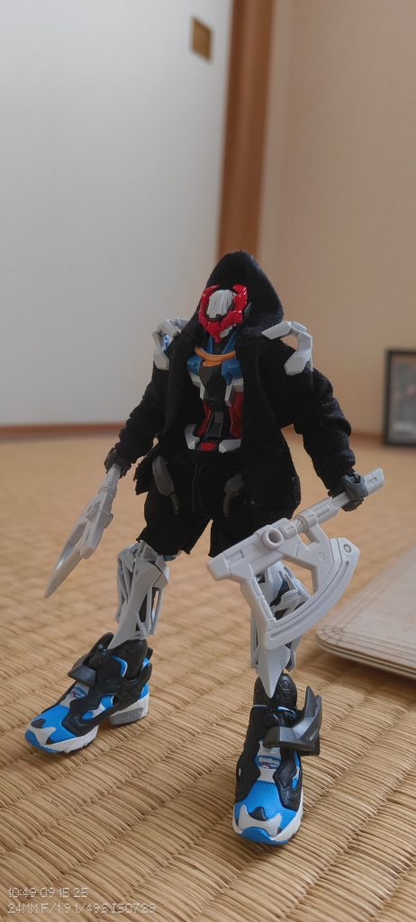 パーカーはドール用を購入し改造パーツを接着剤で張り付けスニーカーはreebokのミニチュアガチャです