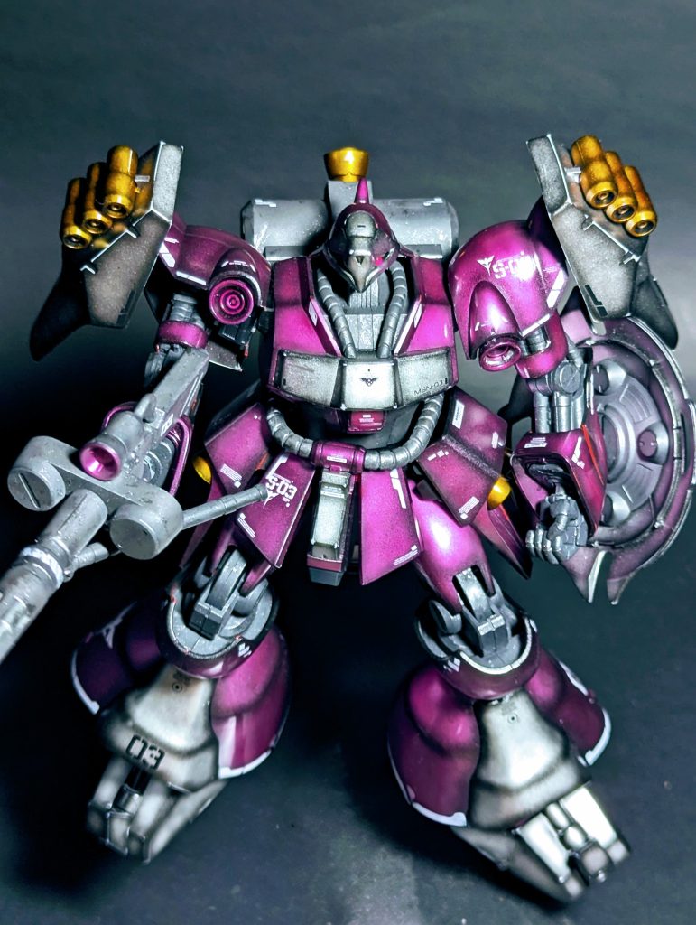 今回はキャンディ塗装チャレンジでした🔰逆襲のシャア公開直後、ハサウェイのようにクェス・パラヤに魅了され、好き過ぎてりんご飴のように分厚く塗りたくってしまった過去の精算、御礼回りとしてふわとろ大尉さんの動画で勉強し、手順を踏んで完成に至りました💧【塗装工程概要】1.全パーツ黒サフ、その後布でこする2.全パーツ、ガイアプレミアムメッキシルバーでエッジや入り隅以外を塗布。ガトリングの砲身や銃口も同色で。黒立ち上げします。3.赤紫部はクレオスGXクリアピンクを塗布。金部はクリアイエローとクリアオレンジの混色(いわゆる百式のタレ)、それぞれ３回。銀部はそのまま。4.専用水転写デカール貼り5.クレオスGGXクリアーでトップコートをこれも３回塗布。6.タミヤコンパウンド粗目で磨き上げ7.タミヤコンパウンド細目で磨き上げ。この頃から磨くとキュッキュ言い始めます笑8.タミヤコンパウンド仕上げ目で磨き上げ。粒子のサイズの違う磨き剤を順に使う事でキャンディ仕上げとなるとの事です。9.キャンディ以外の武器、関節部、ランドセルはダークアイアンでつや消し塗装。10.エナメルのブラックでスミ入れ、9にスターブライトシルバーでドライブラシで完成✨