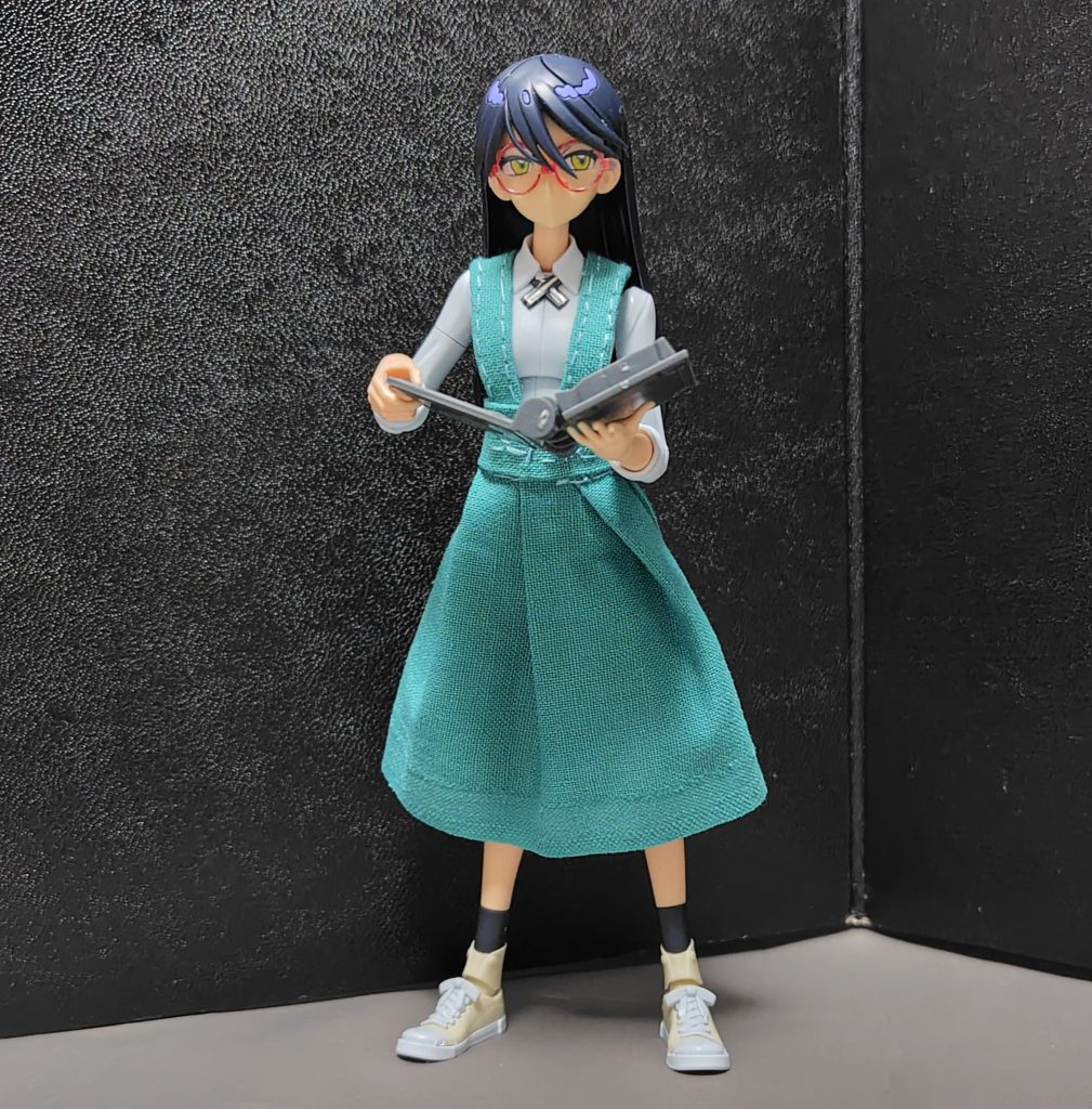 メガネを掛けて委員長風にしてやることで、背景に映ってそうなモブ学生風になるのかな?