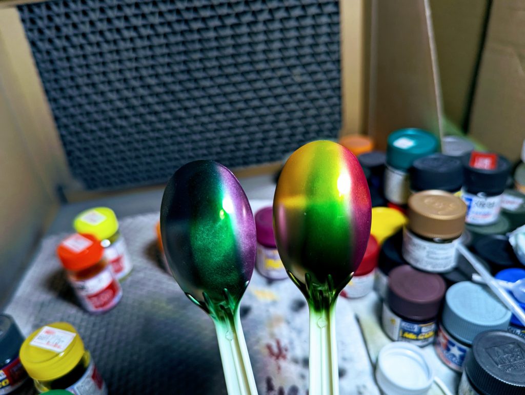 キャンディというよりも鏡面仕上げを目指しておりましたが、ダメでした😿以下が思う所です。1.シャドウを殺さないようにシルバーを吹いた為、シルバーが充分ではなかった2.クレオス、スーパーアイアン2やスーパーゴールド2の方が試した結果の映り込みが良かった3.クリアを吹いた時にシルバーが若干溶けて動いて見えた。クリアの前にトップコートが必要かもしれない4.シャドウは後から入れる