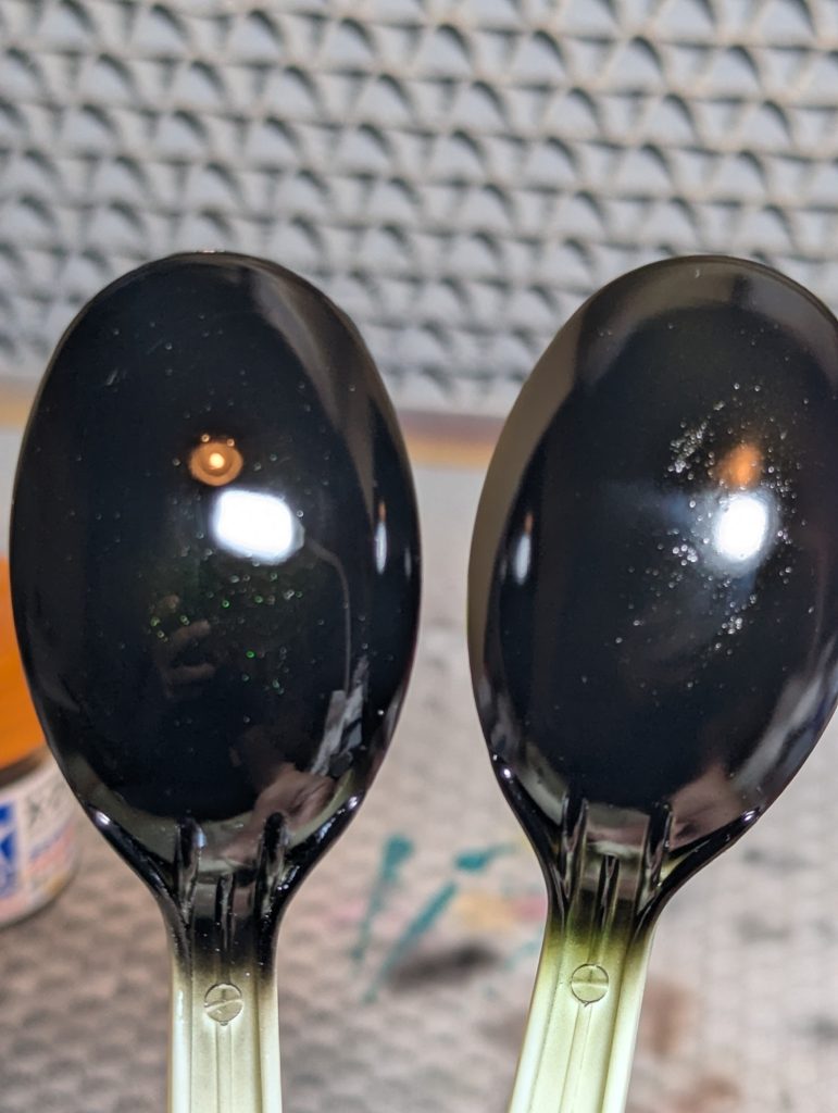 GGXブラックも凄い塗料で塗布した途端に映り込みがします(写真右)そこにコンパンしていくとぼやっとした映りがハッキリと手など見えるようになります(ﾟдﾟ)✨(写真左)