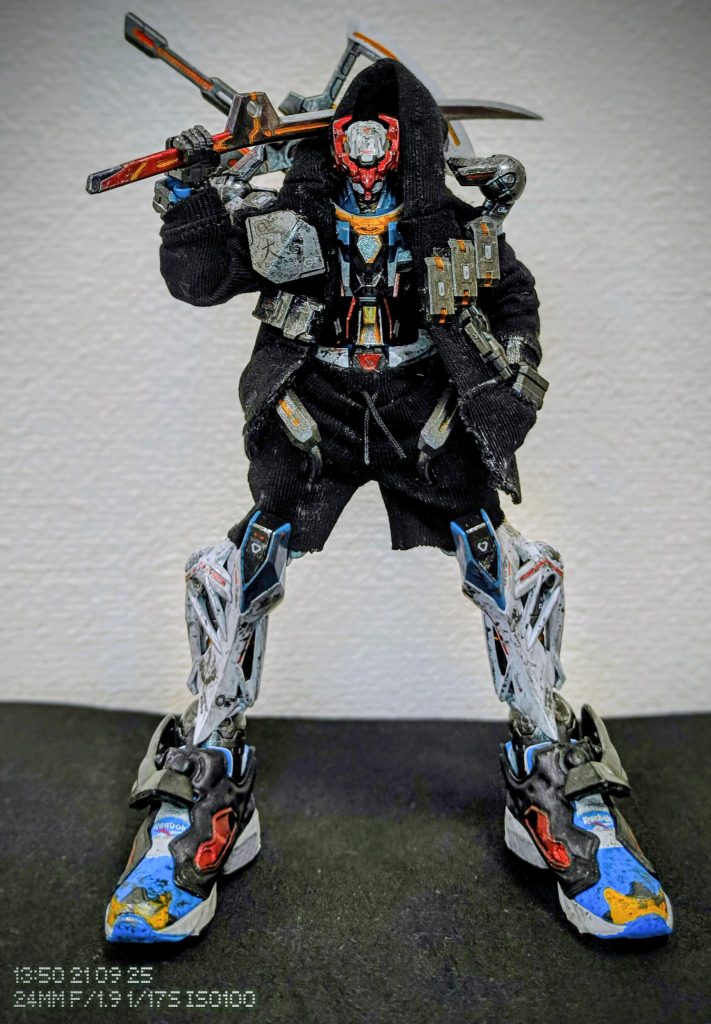 モビルスーツではなく、サイボーグのようなイメージで製作しました。パーカーとスニーカーを着用させて人間っぽさを出しました。