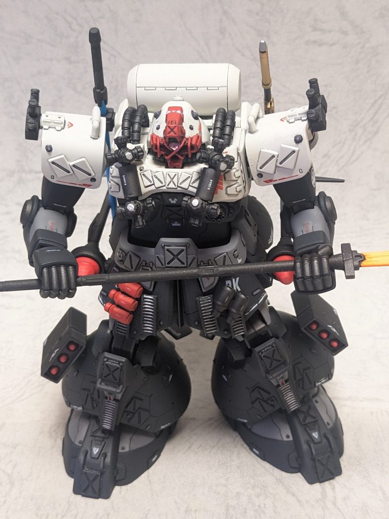 この機体、リアスカート及び脚部アーマー内のバーニアを後方に展開する事で高速移動形態に変形する事が出来ます。腰を屈めているのですが、前からでは分かりづらいですよね。