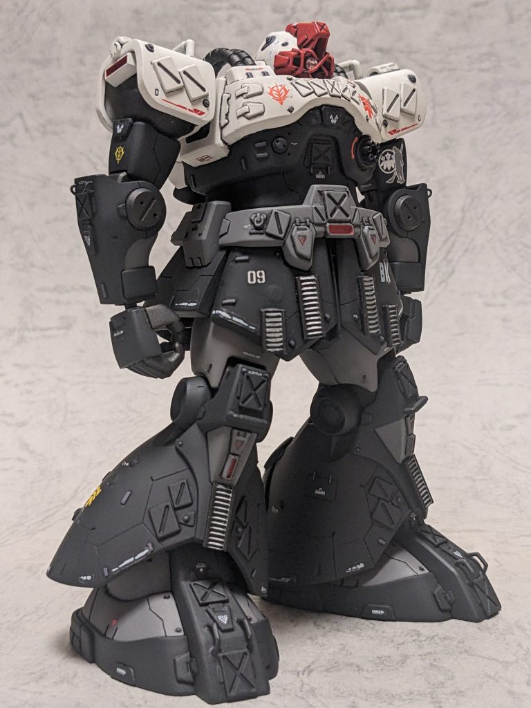 なので全て外すとこんな感じで素ドムが出来ます。腰アーマー及びスネに付いてるハシゴみたいなやつ、一応追加装甲用にキャタピラを付けてる事にしてるのですが、実は結束バンドを切って貼りました。また、胸のジオンマーク及び階級章はプラモ狂四郎に登場した弁慶ドムが胸に弁慶と書いていたのをオマージュしてます。