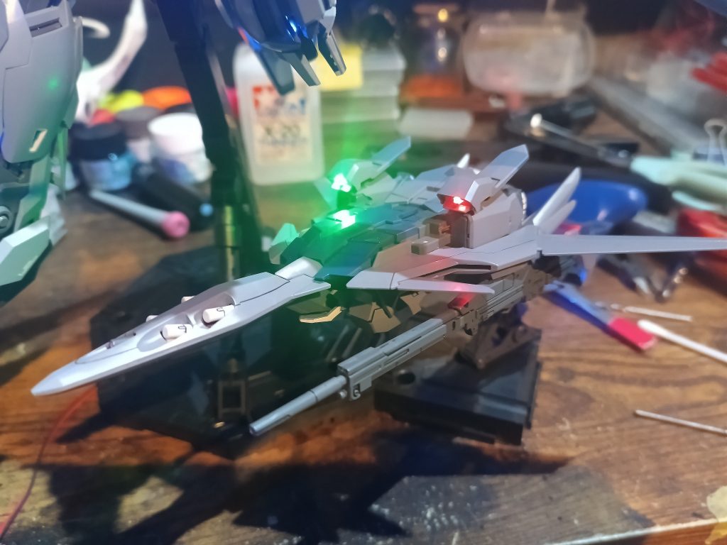 Zガンダムver.2.0の時みたいにウェイブライダー形態をHGにLED組み込んで再現😁
