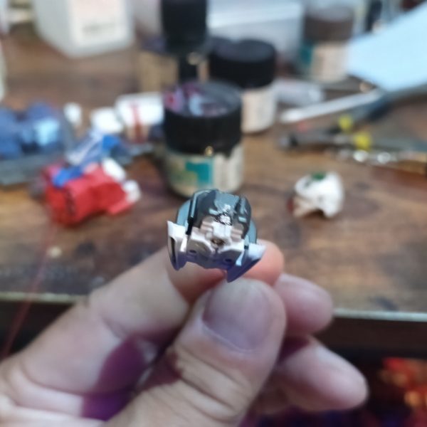 コアブロックむき出しのナラティブなんでコックピットにも入れてみました😁👍頭部はツインアイのみがクリアパーツなんで塗装要らずで助かります👍😅💦（5枚目）