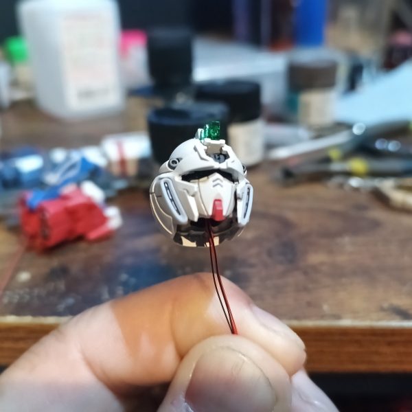 コアブロックむき出しのナラティブなんでコックピットにも入れてみました😁👍頭部はツインアイのみがクリアパーツなんで塗装要らずで助かります👍😅💦（6枚目）