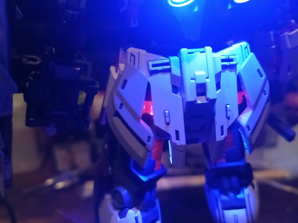 バーニアからの光漏れで発光するサイコフレーム☝️