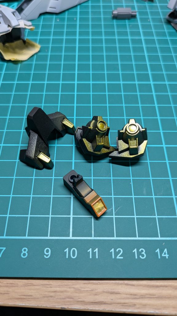 センサーはスターブライトシルバーの上からクリアーイエローを吹いてマスキングしてから本体色を塗装しています。ライフルのセンサーはシールです。