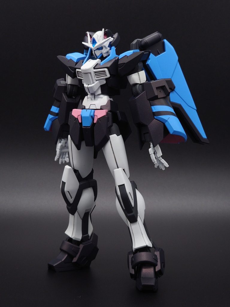 衣装の黒地の生地の独特な光沢感を出すために、クリスタルカラーのルビーレッドを混ぜたトップコートを使っています。