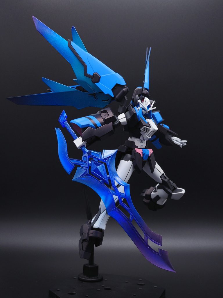 ウイングバインダーを展開した場合に発生する光の翼も氷のイメージでブルーグリーンのキャンディ塗装、偏光パールのグラデーションで仕上げました。