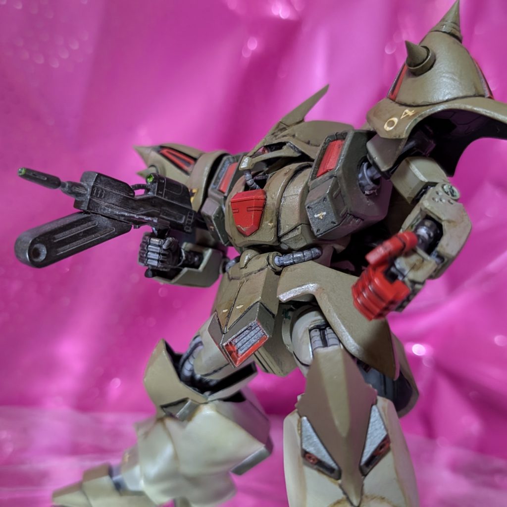 【改造点③】肩アーマーにスパイクを増設しました。コトブキヤの丸バーニア&スパイクを使用。マラサイ&ハイザック用のビームライフルは「Zガンダム武器セット」からグリップを加工して取り付けています。モノアイもHアイズに交換してありますが、少しわかりづらいですねぇ💦