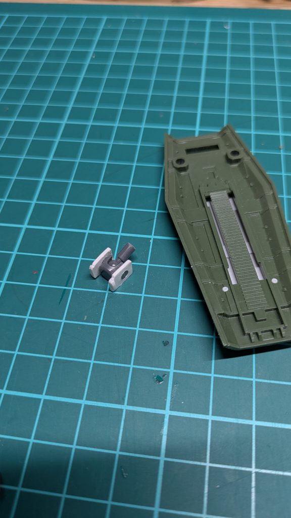 市販パーツとプラ板で接続パーツを製作。