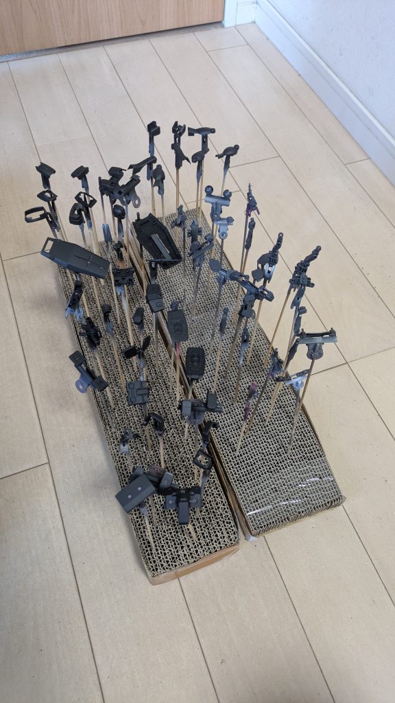 黒サフを下地に吹いています。