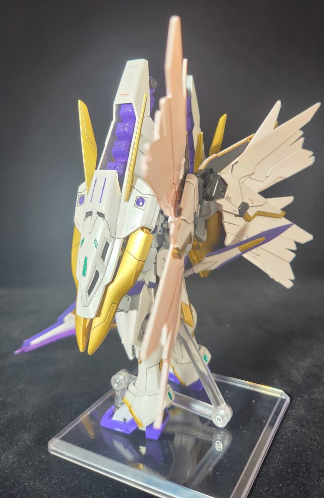 武装は、ビームトライデント、頭部バルカン。そして、両肩に装備されているドラゴンハング。大型シールドとしても機能し、大型アームで敵機を鋏み潰す。攻守バランスのとれた機体となる。