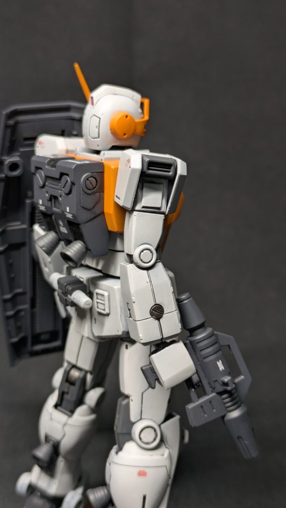 右腕とバックパックの穴はランナーを丸一モールドにしてはめ込んでいます。