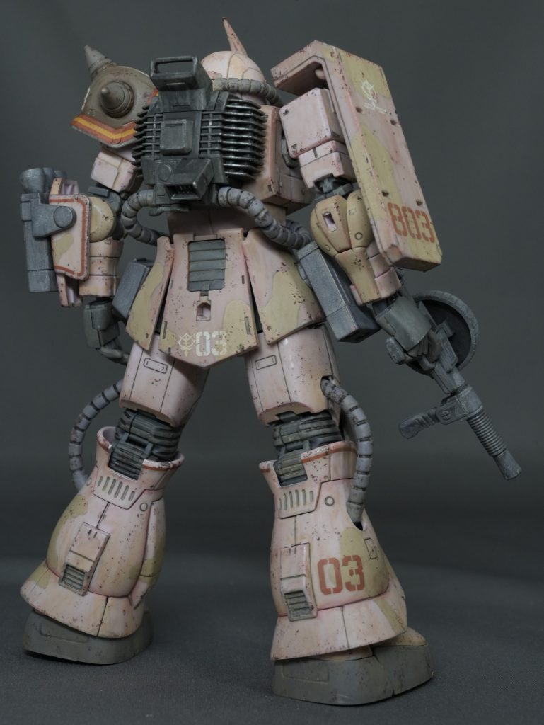 ただ、何も手を加えないのは面白くないので、今回は筆塗り迷彩に挑戦!このザク・デザートタイプにはダブルアンテナ仕様という、迷彩デカール付属モデルが存在するので、その迷彩パターンを参考にしつつ、鉛筆下書きからの水性ホビーカラー筆塗りで仕上げました。