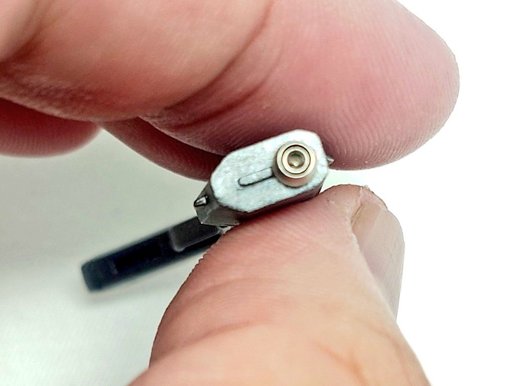 ハンドガンは銃口をハイキューパーツのイージーガンマズルに置換し、銃口がスカスカなのでスカスカ感を軽減するために中に2ミリのガンマズルを入れてます。