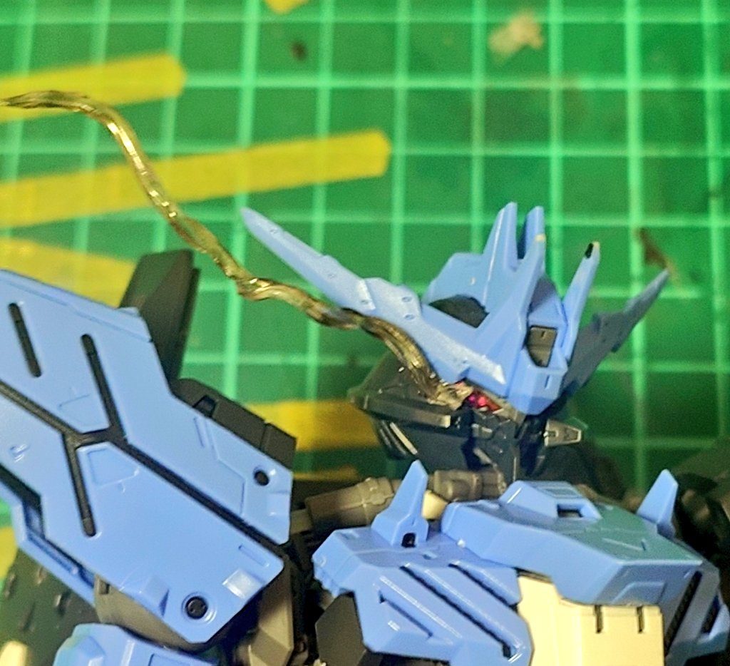 眼光エフェクトはダイソーの透明プラ板を適当に切り出してライターで炙ってます。で、ところどころ焦げちゃったので泣く泣く白を軽く吹いてから蛍光ピンク、GXクリアピンクと重ね、先端にホワイトでグラデーションをかけてます。