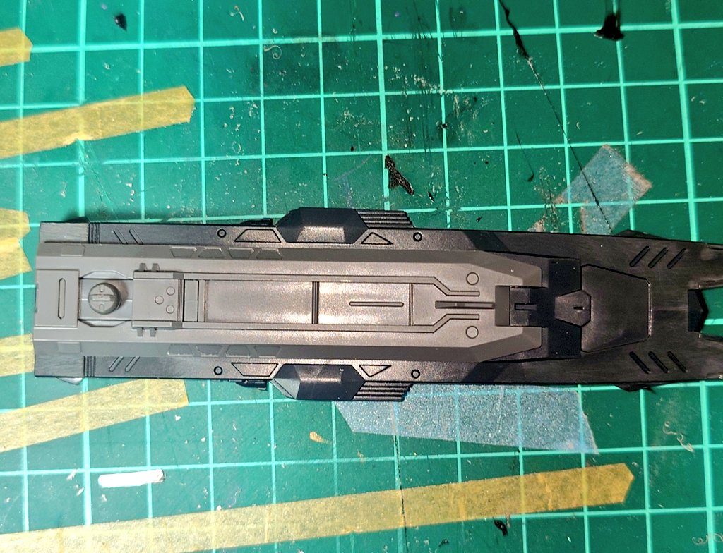 いじった所はほとんどないですが、バーストサーベルの鞘はいじってます。ガイドレール切断してスッキリさせて、鞘尻の出っ張りをカットしてパリッとさせてます。ハンドガンは銃口をイージーガンマズルに置換し、銃口がスカスカなのでスカスカ感を軽減するために中に2ミリのガンマズルを入れてます。