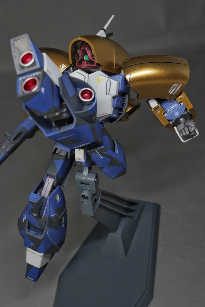 ちなみに変形については手首パーツを外せばもっと簡単に出来ます・・・が!それでは「完全変形」にはならない。(実際は前腕内部にキレイに手首が収納されます)きっと企画段階で「完全変形」にこだわってくれた担当者の熱意が周囲を動かして・・・そんなプロジェクトX(妄想)!