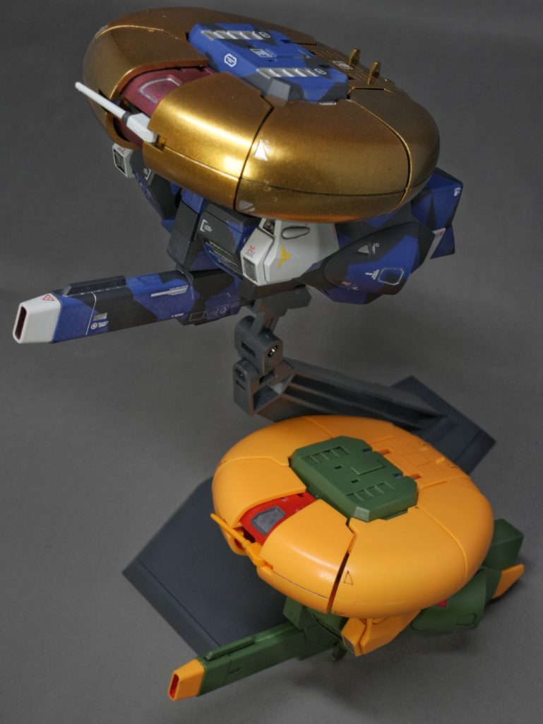 最後に20年前の作品とツーショット。 変形遊びはこちらでやります。しかし、全塗装でガンプラ作る未来が自分にあるなんて、当時の自分に言っても信じなかったでしょうね。