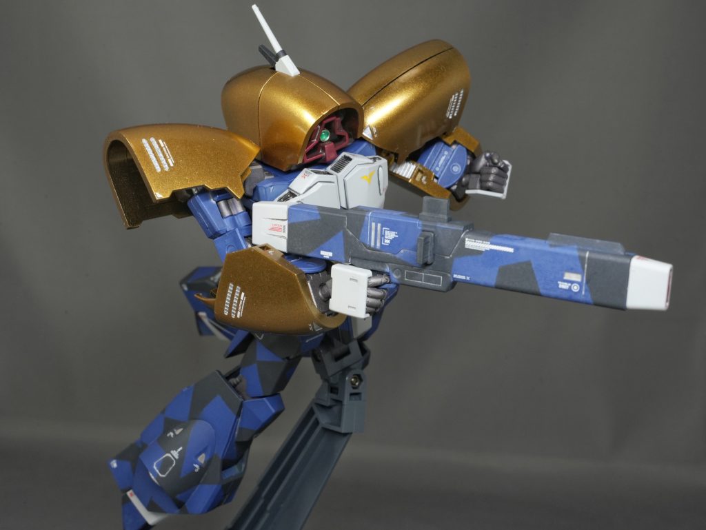 しかしこのキット、さすがに古さを感じるところもありますが、関心するところも多数あります。たとえば最近のキットで見られる前屈するような可動域も変形機構のおかげで実装済み。代わりに腰は回りませんけど(汗)腰回りがシンプルなデザインなので、ハイキックも出来ちゃう!これも最近のMSデザインが腰回りシンプルなのの先駆けじゃないですか?