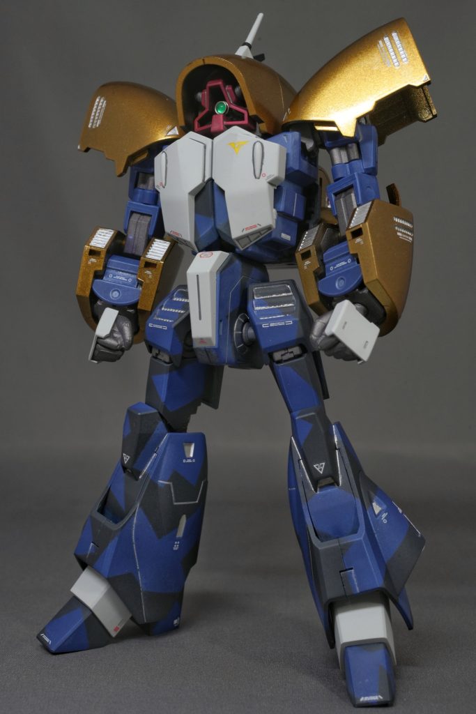 そう「完全変形」なのです!これがあの円盤形態にパーツの差し替えはおろか、部品を外すことなく、完全変形する。2005年の発売当時(20年前!?)Zガンダムの可変機が続々キット化される中、「お前さんは無理でしょ」と思っていたアッシマーがまさかの完全変形でキット化されるとは、ホント意外過ぎました。