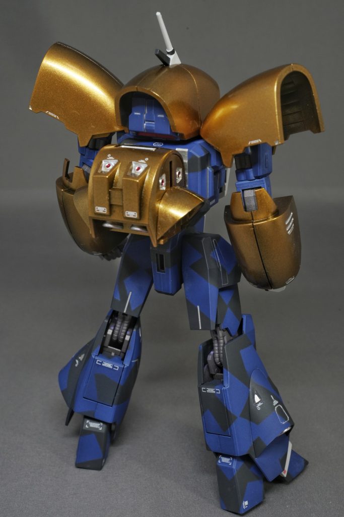 んで、ABS樹脂が割れる理由を調べまくったのですが、それは「樹脂同士を組み合わせた時に出来る目に見えない亀裂にシンナー成分が染みることで割れる」ということ。逆にいえば組み立て前のランナー状態でシンナー少なめで薄塗りを重ねていけば割れないはず!結果的に今回は上手くいきましたが、たまたまだっただけなのか否か・・・